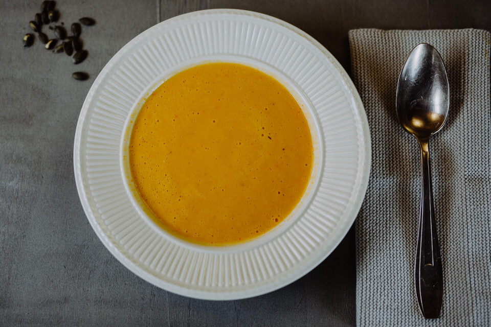 Fruchtige Kürbissuppe mit Ingwer, Zitronengras und Kokosmilch