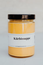 Lade das Bild in den Galerie-Viewer, Fruchtige Kürbissuppe mit Ingwer, Zitronengras und Kokosmilch
