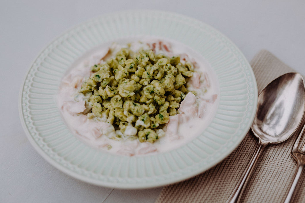 Bärlauchspätzle mit Schinken-Käse-Sauce