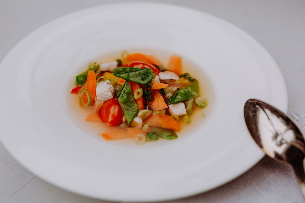 Eintopf mit Frühlingsgemüse und Geflügel