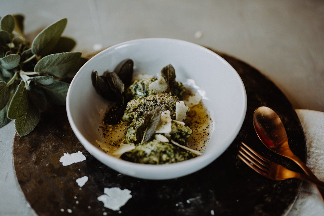 Malfatti-Spinat-Käse-Nocken, Salbeibutter und Parmesankäse