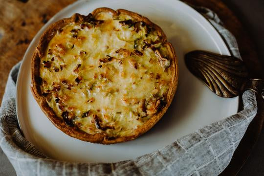 Quiche Lorraine mit Lauch, Zwiebeln, Speck, Schmand und Bergkäse